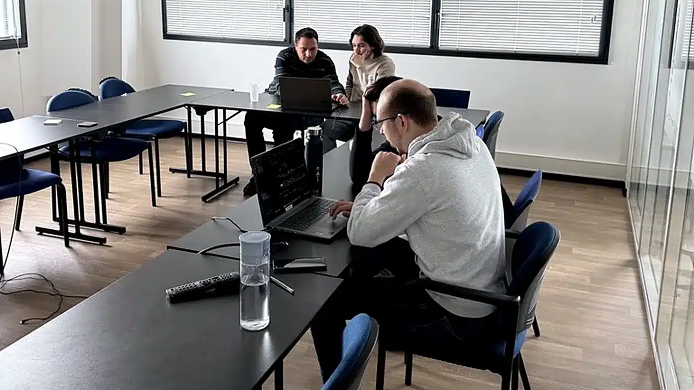 L'équipe de développement Isi-APP en séance de travail dans les locaux de Civrieux